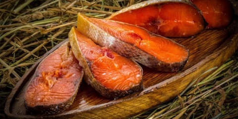 Hladno dimljena pastrmka: recepti, koristi i štete, kalorije